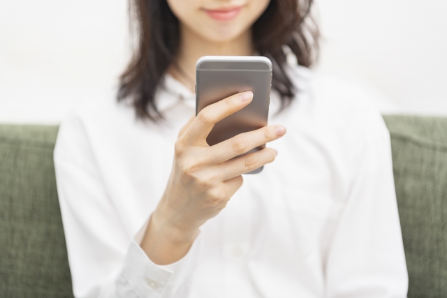 スマホで予約する女性